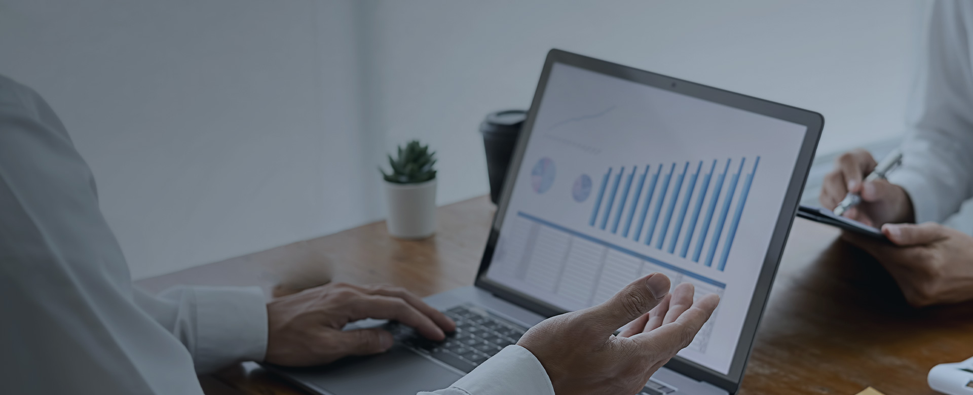 以行业逻辑为底层、以求职结果为导向的
全流程训练体系